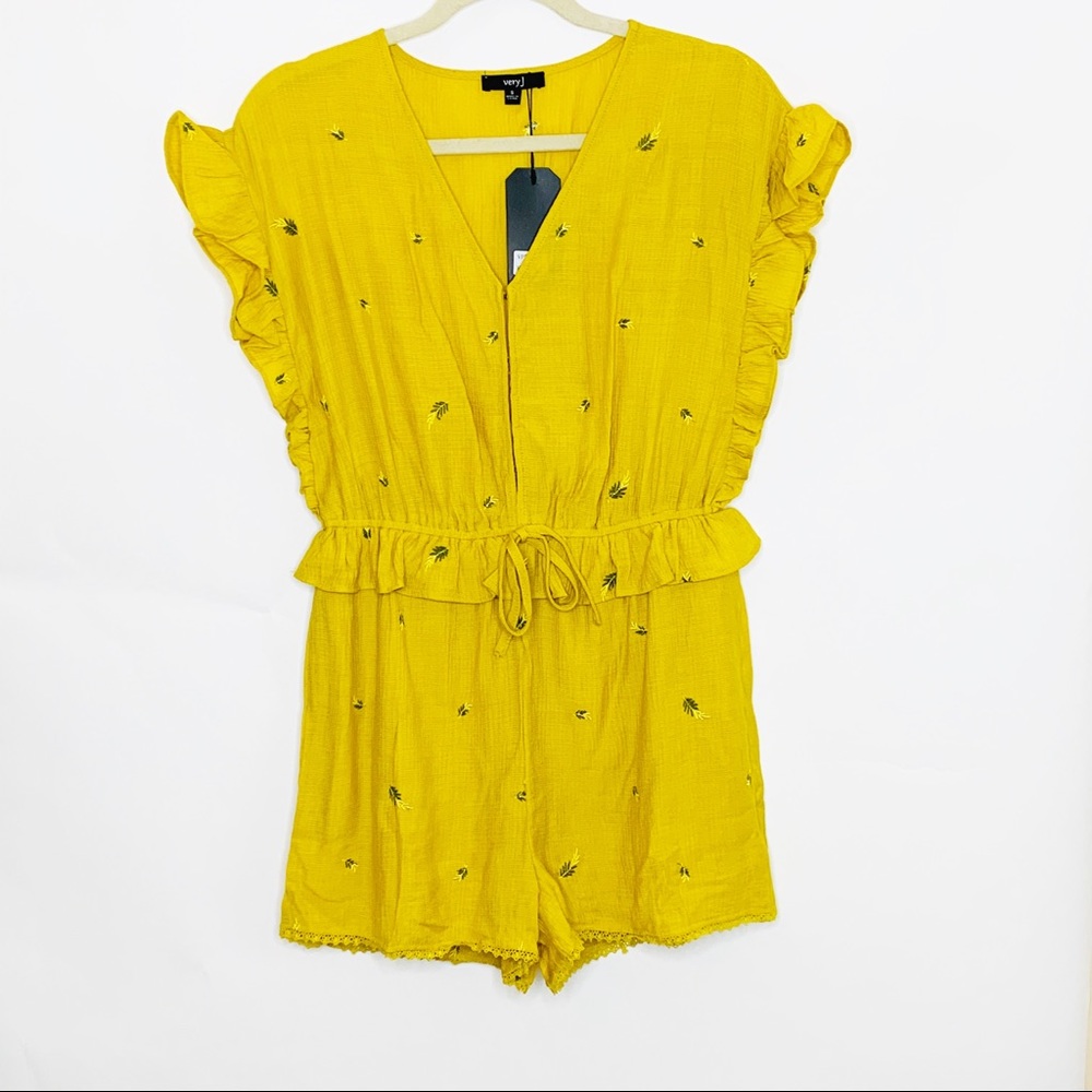 Very J Ruffle Top Leaf Embroidered Romper Small